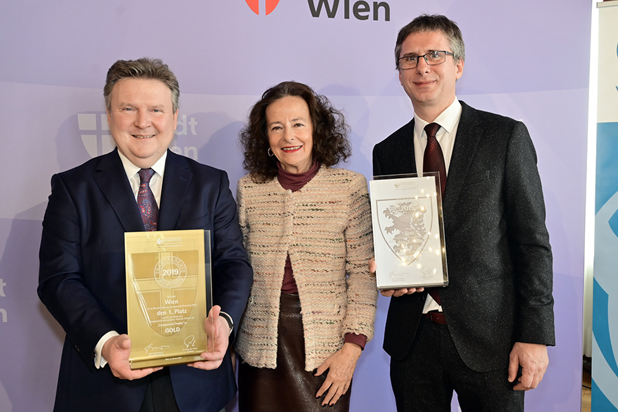 Gold für Wien, aber SIlber für die Stadt Graz: Michael Ludwig (li), Prof. Eva Geiblinger (Transparency Austria) und Martin Haidvogl (re)