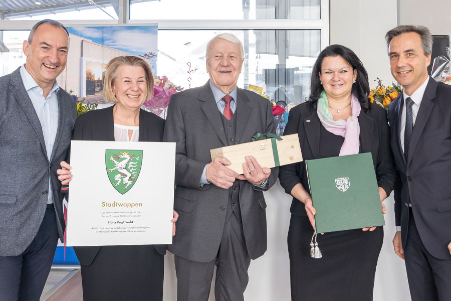Bekamen heute das Stadtwappen von Bürgermeister Siegfried Nagl (r.) und Vizebürgermeister Mario Eustacchio (l.) überreicht: Martina und Hans Pugl sowie Susanne Posch. © Stadt Graz/Fischer Bekamen heute das Stadtwappen von Bürgermeister Siegfried Nagl (r.) und Vizebürgermeister Mario Eustacchio (l.) überreicht: Martina und Hans Pugl sowie Susanne Posch. © Stadt Graz/Fischer
