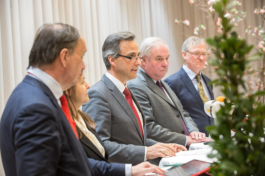 Graz wird 1. UNESCO-Menschenrechtszentrum. Pressekonferenz im Grazer Rathaus, v.l.: Ernst-Peter Brezovszky, LRin Doris Kampus, Bgm. Siegfried Nagl, LH Hermann Schützenhöfer und ETC-GF Klaus Starl