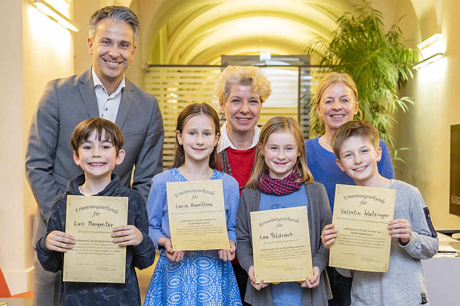 StR Kurt Hohensinner, Jugendamtsleiterin Ingrid Krammer (M.) und Heidi Richter-Jursitzky (KinderParlament) gratulierten den neuen KinderbürgermeisterInnen Lea Poldrack (2. v. r.) und Luis Margreiter (l.) sowie ihren StellvertreterInnen Lucia Havrillova und Valentin Watzinger. © Stadt Graz/Fischer StR Kurt Hohensinner, Jugendamtsleiterin Ingrid Krammer (M.) und Heidi Richter-Jursitzky (KinderParlament) gratulierten den neuen KinderbürgermeisterInnen Lea Poldrack (2. v. r.) und Luis Margreiter (l.) sowie ihren StellvertreterInnen Lucia Havrillova und Valentin Watzinger. © Stadt Graz/Fischer