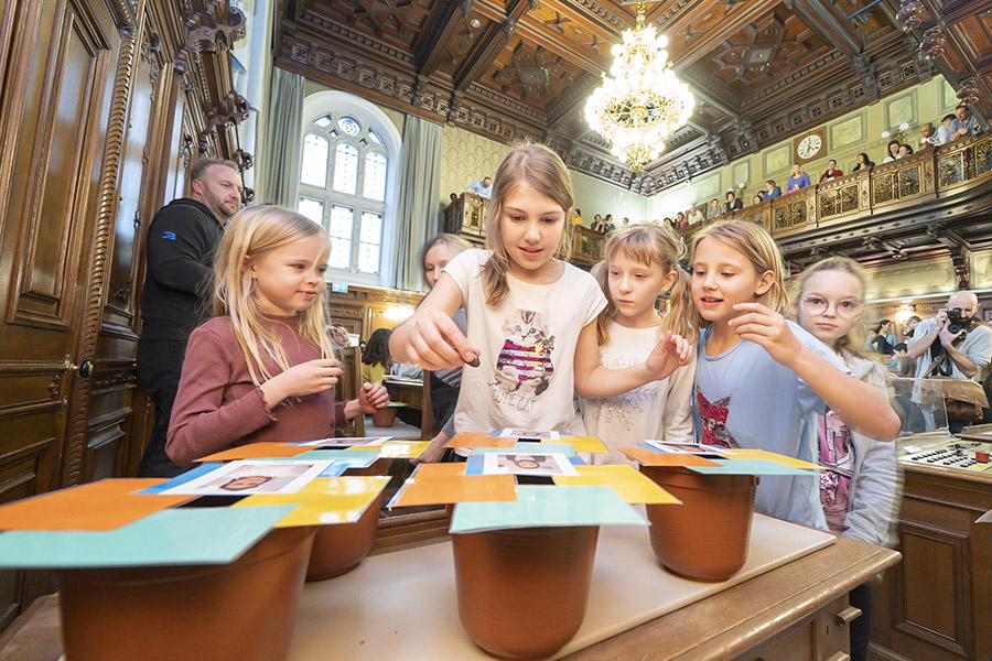Rund 120 Kinder und Jugendliche waren zur Wahl in den Gemeinderatssitzungssaal gekommen. © Stadt Graz/Fischer Rund 120 Kinder und Jugendliche waren zur Wahl in den Gemeinderatssitzungssaal gekommen. © Stadt Graz/Fischer