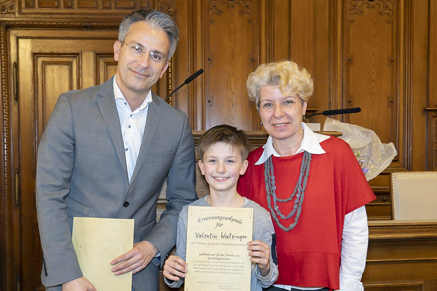 ... und Valentin Watzinger, der im Vorjahr das Amt des Kinderbürgermeisters bekleidete. © Stadt Graz/Fischer ... und Valentin Watzinger, der im Vorjahr das Amt des Kinderbürgermeisters bekleidete. © Stadt Graz/Fischer