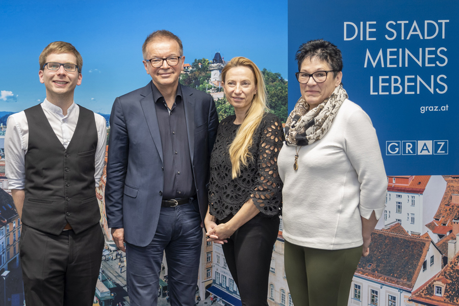Im Pflegedialog: Stadtrat Robert Krotzer, Bundesminister Rudolf Anschober, Landesrätin Juliane Bogner-Strauß und Sabine Zanier von der Pflegedrehscheibe Graz (v. l.). © Stadt Graz/Fischer Im Pflegedialog: Stadtrat Robert Krotzer, Bundesminister Rudolf Anschober, Landesrätin Juliane Bogner-Strauß und Sabine Zanier von der Pflegedrehscheibe Graz (v. l.). © Stadt Graz/Fischer