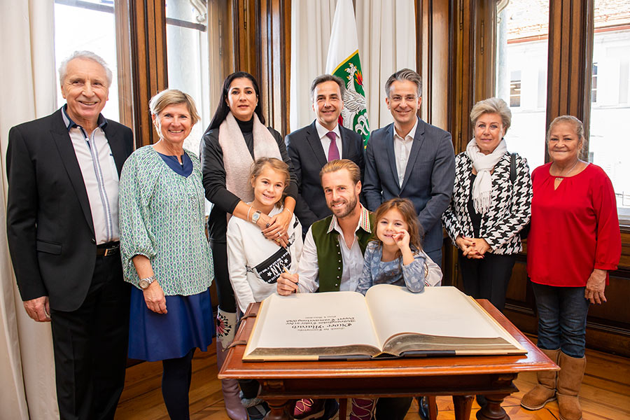 Oliver Marach mit Familie bei der Eintragung ins Goldene Buch bei Bürgermeister Siegfried Nagl (hinten Mitte) und Sportstadtrat Kurt Hohensinner (3.v.r.). Mit dabei war auch Barbara Muhr, Präsidentin des steirischen Tennisverbandes.