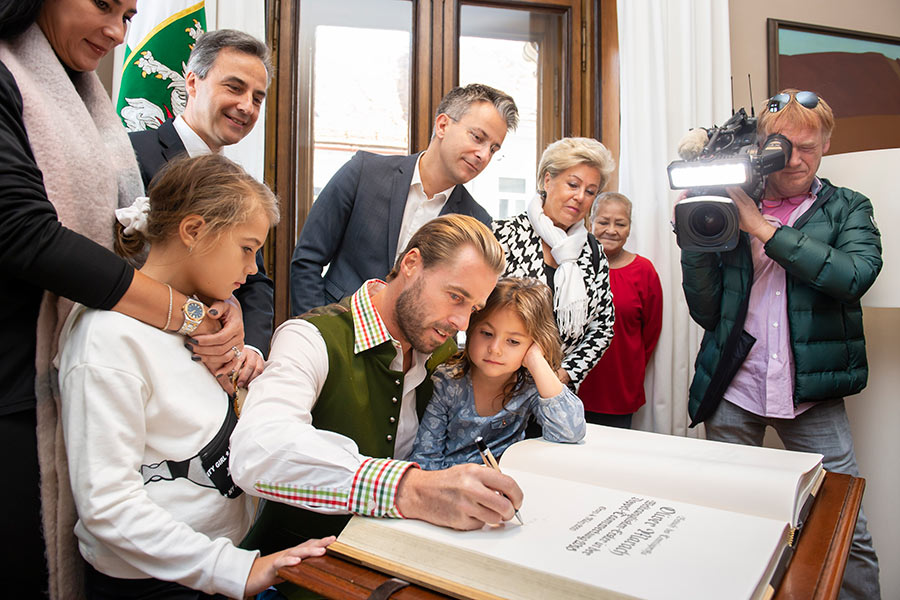 Eintragung ins Goldene Buch © Stadt Graz/Fischer Eintragung ins Goldene Buch