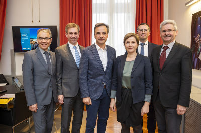 Präsentierten die Fernwärme-Offensive der Stadt: von links die beiden Geschäftsführer der Energie Graz, DI Boris Papousek und MMag. Werner Ressi, Bürgermeister Mag. Siegfried Nagl, Umweltstadträtin Mag.a Judith Schwentner, Stadtplanungsvorstand DI Bernhard Inninger und Umweltamtsvorstand DI Dr. Werner Prutsch.