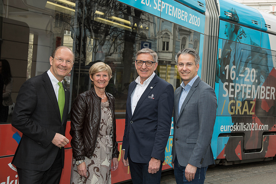 Gemeinsam weihten Urs Harnik-Lauris, Barbara Muhr, Josef Herk und Kurt Hohensinner die EuroSkills 2020-Bim offiziell ein. © Euroskills 2020 Gemeinsam weihten Urs Harnik-Lauris, Barbara Muhr, Josef Herk und Kurt Hohensinner die EuroSkills 2020-Bim offiziell ein. © Euroskills 2020