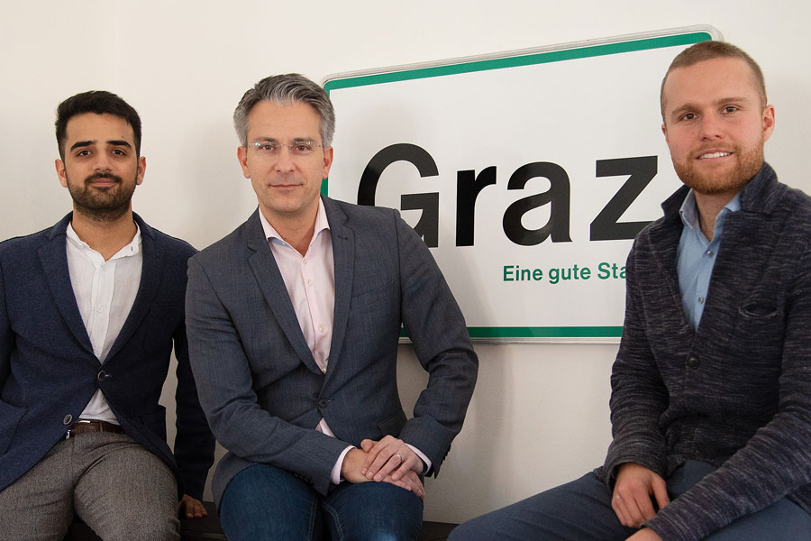 Zusammenhalt Graz: Neues Projekt für Corona-Hochrisikogruppen: Stadtrat Kurt Hohensinner mit ÖH-Vorsitzenden Armin Amiryousofi und ÖH-Sozialreferent Julian Pekler (r.). © Stadt Graz/Fischer Zusammenhalt Graz: Neues Projekt für Corona-Hochrisikogruppen: Stadtrat Kurt Hohensinner mit ÖH-Vorsitzenden Armin Amiryousofi und ÖH-Sozialreferent Julian Pekler (r.).