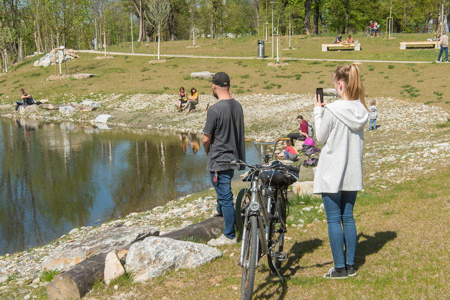 Das muss fotografiert werden: Bereits in den ersten Stunden nach der Entfernung der Bauzäune war die Bucht gut besucht.