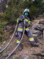 Hoher physischer Aufwand: Die Feuerwehr muss mühsam die Ausrüstung zum Brandort bringen. © Pilat Hoher physischer Aufwand: Die Feuerwehr muss mühsam die Ausrüstung zum Brandort bringen. © Pilat