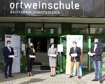 Landespolizeidirektor Gerald Ortner, Landesrätin Juliane Bogner-Strauß, Bildungsdirektorin Elisabeth Meixner, Schuldirektor Manfred Kniepeiss und der Präsident des Zivilschutzverbandes Steiermark Martin Weber vor der Ortweinschule. © LPD/Heimgartner Landespolizeidirektor Gerald Ortner, Landesrätin Juliane Bogner-Strauß, Bildungsdirektorin Elisabeth Meixner, Schuldirektor Manfred Kniepeiss und der Präsident des Zivilschutzverbandes Steiermark Martin Weber vor der Ortweinschule. © LPD/Heimgartner