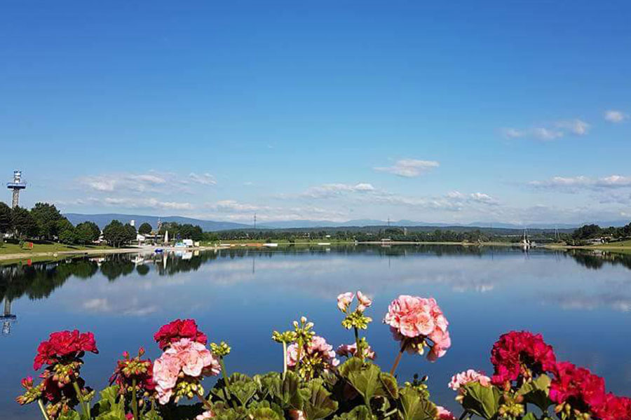 Mit einer dichtgetakteten Busverbindung und einer attraktiven Kombikarte soll der Schwarzlsee südlich von Graz für die BürgerInnen zum Naherholungs- und Sommerdomizil 2020 werden. © Leutgeb Entertainment Group GmbH Mit einer dichtgetakteten Busverbindung und einer attraktiven Kombikarte soll der Schwarzlsee südlich von Graz für die BürgerInnen zum Naherholungs- und Sommerdomizil 2020 werden.