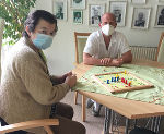 Gerald Autischer beim Mensch-ärgere-dich-nicht-Spiel mit einer Bewohnerin der Seniorenresidenz Robert Stolz. © privat Gerald Autischer beim Mensch-ärgere-dich-nicht-Spiel mit einer Bewohnerin der Seniorenresidenz Robert Stolz. © privat