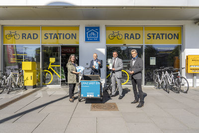 Mit neuem Leihlastenrad vor der Radstation © Stadt Graz/Fischer Mit neuem Leihlastenrad vor der Radstation