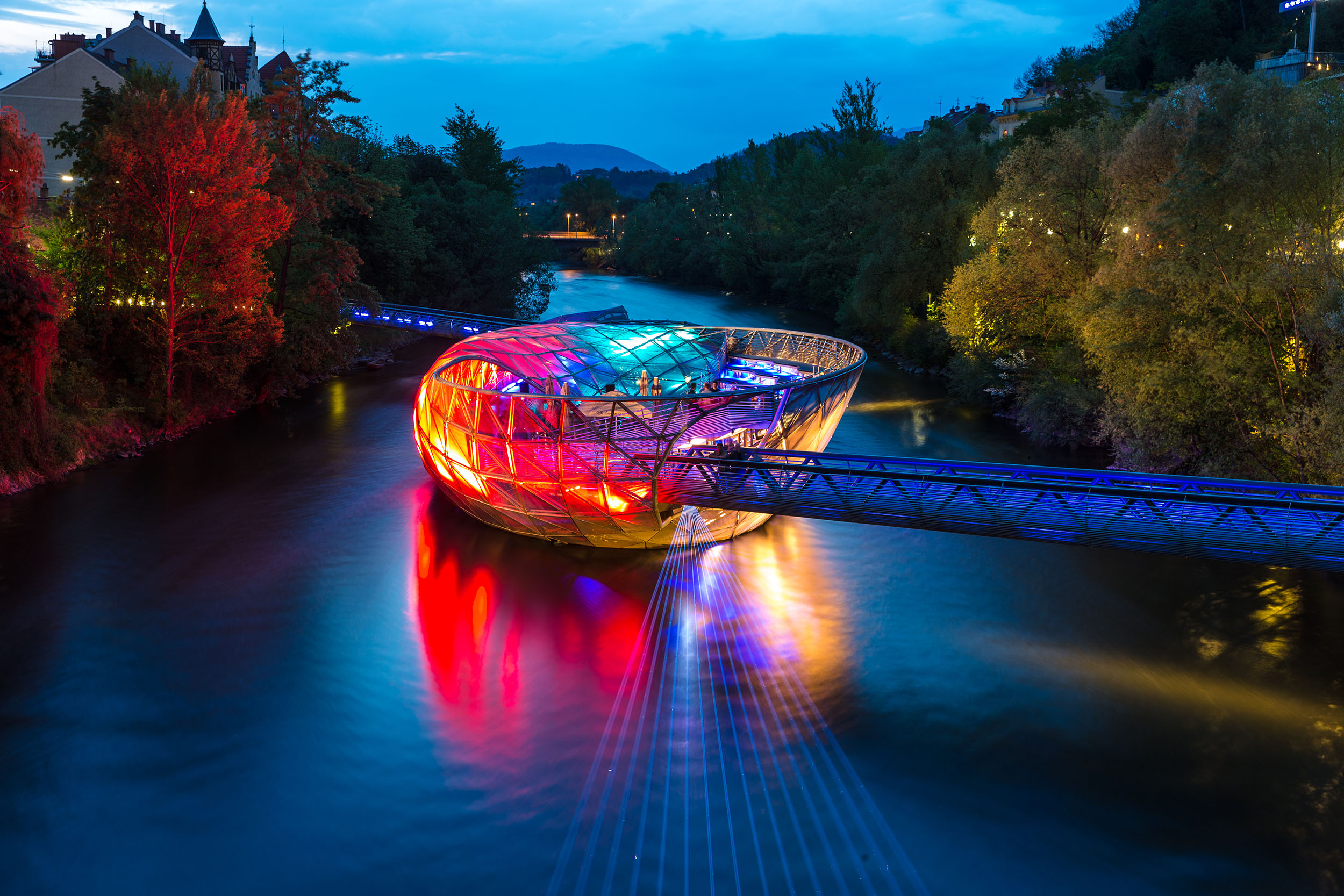 Die Grazer Murinsel überzeugt tagsüber sowie nachts mit ihrem Design. © Harry Schiffer Die Grazer Murinsel überzeugt tagsüber sowie nachts mit ihrem Design. © Harry Schiffer