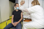 Ein kleiner Pieks, der schützt. Bis zu über 800 Menschen pro Tag können von drei Impfteams des Gesundheitsamts beraten und immunisiert werden. © Stadt Graz/Fischer Ein kleiner Pieks, der schützt. Bis zu über 800 Menschen pro Tag können von drei Impfteams des Gesundheitsamts beraten und immunisiert werden.