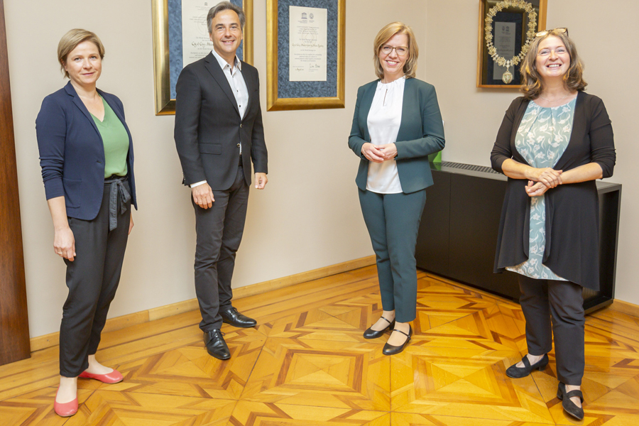 Verkehrsministerin Auf Graz Besuch Stadtportal Der Landeshauptstadt Graz