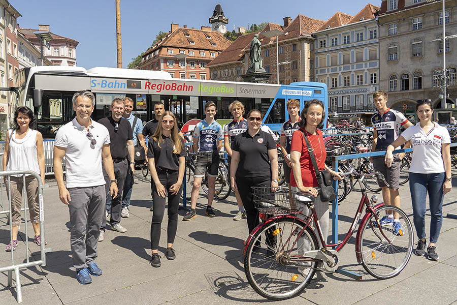 Stadtrat Kurt Hohensinner freute sich mit den Pedalrittern über das gelungene ShoppingRadeln. © Stadt Graz/Fischer Stadtrat Kurt Hohensinner freute sich mit den Pedalrittern über das gelungene ShoppingRadeln.