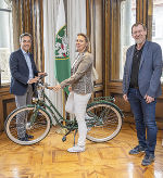 Preisübergabe im Bürgermeisteramt: Bgm. Siegfried Nagl (l.) und Citymanager Heimo Maieritsch mit der glücklichen Gewinnerin Ina Braun-Kaufmann, die künftig mit ihrem neuen Retrobike durch Graz düsen wird.