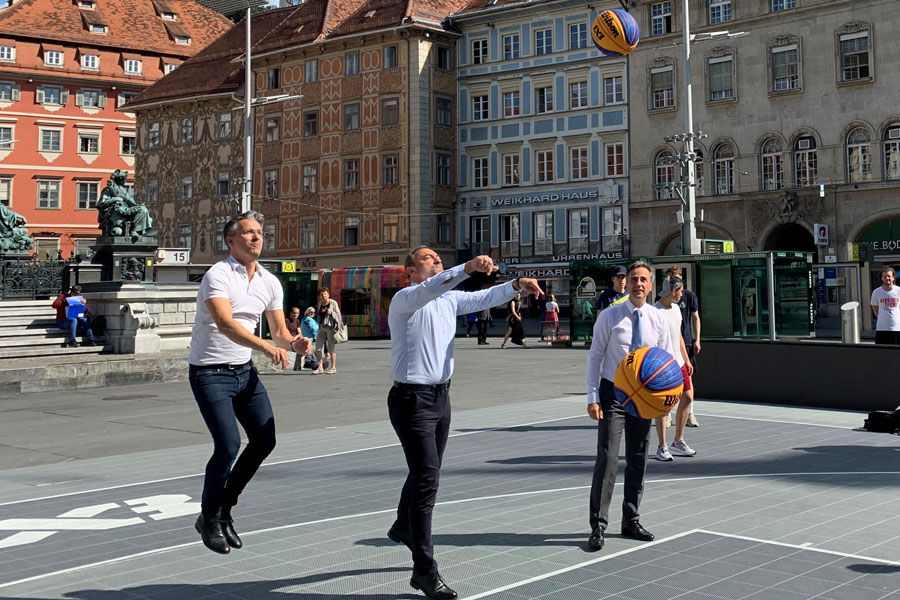 Sportstadtrat Kurt Hohensinner, Vizebürgermeister Mario Eustacchio und Bürgermeister Siegfried Nagl probierten sich im Basketball. © Stadt Graz/Fischer Sportstadtrat Kurt Hohensinner, Vizebürgermeister Mario Eustacchio und Bürgermeister Siegfried Nagl probierten sich im Basketball. © Stadt Graz/Fischer