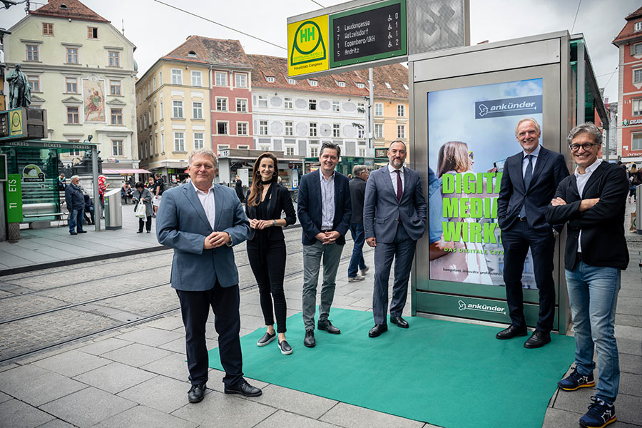 Bürgermeister-Stellvertreter Mario Eustacchio (3.v.r.) und Stadtrat Günter Riegler (2. v.r.) präsentierten mit Holding-Vorstand Wolfgang Malik (li), Daniela Beutle (Fa. Ankünder) sowie den beiden Ankünder-Geschäftsführern Bernd Schönegger (3.v.l.) und Dieter Weber (ganz rechts) die neuen Werbeflächen auf dem Hauptplatz. © Christian Jungwirth Bürgermeister-Stellvertreter Mario Eustacchio (3.v.r.) und Stadtrat Günter Riegler (2. v.r.) präsentierten mit Holding-Vorstand Wolfgang Malik (li), Daniela Beutle (Fa. Ankünder) sowie den beiden Ankünder-Geschäftsführern Bernd Schönegger (3.v.l.) und Dieter Weber (ganz rechts) die neuen Werbeflächen auf dem Hauptplatz. © Christian Jungwirth