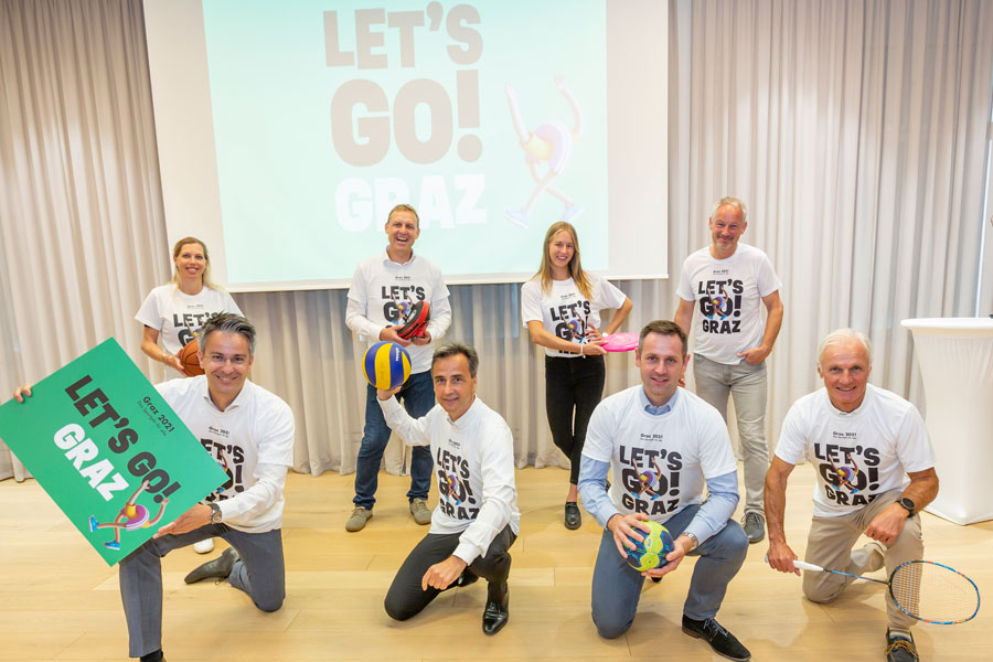Vollgas Richtung Sportjahr 2021: Sportstadtrat Kurt Hohensinner, Bürgermeister Siegfried Nagl, FP-Klubobmann Armin Sippel und "Acitv City"-Vereinsobmann Gerhard Peinhaupt (vorne v. l.) sowie VP-Gemeinderätin Marion Kreiner, Sportjahr-Programmkoordinator Markus Pichler, Gymnastin Julia Meder und Sportamtsleiter Thomas Rajakovics (hinten v. l.) © Stadt Graz/Fischer Vollgas Richtung Sportjahr 2021: Sportstadtrat Kurt Hohensinner, Bürgermeister Siegfried Nagl, FP-Klubobmann Armin Sippel und "Acitv City"-Vereinsobmann Gerhard Peinhaupt (vorne v. l.) sowie VP-Gemeinderätin Marion Kreiner, Sportjahr-Programmkoordinator Markus Pichler, Gymnastin Julia Meder und Sportamtsleiter Thomas Rajakovics (hinten v. l.) © Stadt Graz/Fischer