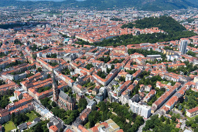 Grün spielt in Graz eine große Rolle, wie die Sicht aus der Vogelperspektive beweist. Künftig sollen auch städtische Gebäudefassaden ergrünen - und  so zum Klimaschutz beitragen.