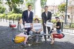 Karlheinz Kornhäusl (Arzt und Bundesrat) und Jugend- und Familienstadtrat Kurt Hohensinner mit den Grazer Kinderbürgermeistern Lea, Luis und Lucia.