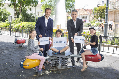 Karlheinz Kornhäusl (Arzt und Bundesrat) und Jugend- und Familienstadtrat Kurt Hohensinner mit den Grazer Kinderbürgermeistern Lea, Luis und Lucia. © Stadt Graz/Fischer Karlheinz Kornhäusl (Arzt und Bundesrat) und Jugend- und Familienstadtrat Kurt Hohensinner mit den Grazer Kinderbürgermeistern Lea, Luis und Lucia. © Stadt Graz/Fischer