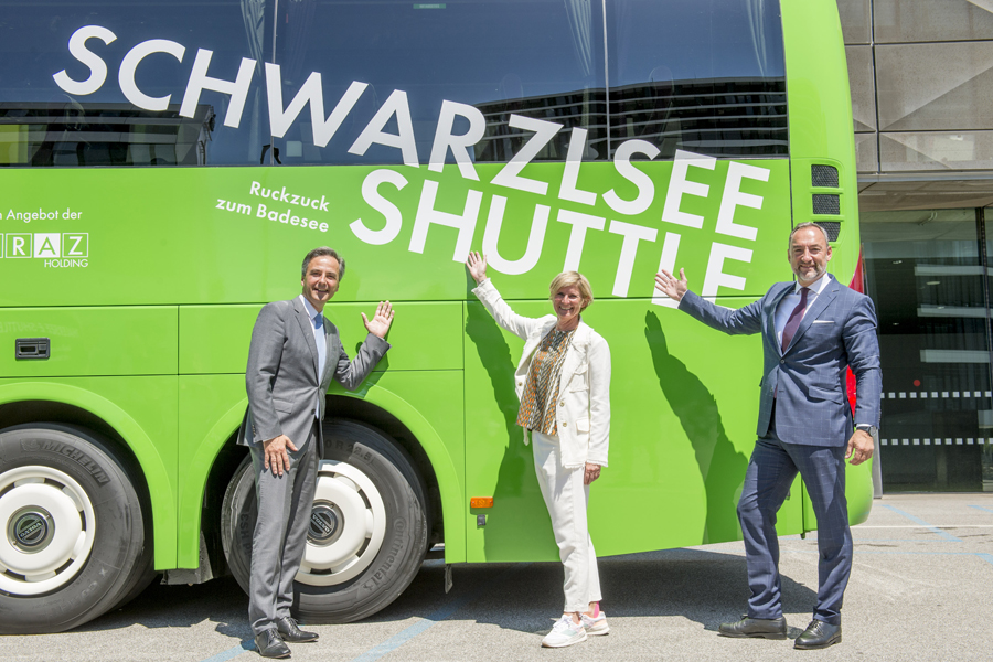 Wenn ich den See seh, brauch ich kein Meer mehr! Bgm. Siegfried Nagl, Holding-Vorständin Barbara Muhr und Bgm.-Stv. Mario Eustacchio (v. l.) laden die GrazerInnen ein, mit den kostenlosen Shuttle-Bussen zum Schwarzl und zum Thalersee zu fahren. © Fischer Wenn ich den See seh, brauch ich kein Meer mehr! Bgm. Siegfried Nagl, Holding-Vorständin Barbara Muhr und Bgm.-Stv. Mario Eustacchio (v. l.) laden die GrazerInnen ein, mit den kostenlosen Shuttle-Bussen zum Schwarzl und zum Thalersee zu fahren. © Fischer
