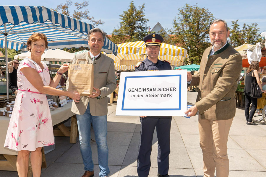 Gemeinsam für mehr Sicherheit in Graz: LK-Stmk.-Präsidentin Maria Pein, Bürgermeister Siegfried Nagl, Polizeidirektor Gerald Ortner und Vizebürgermeister Mario Eustacchio (v. l.). © Stadt Graz/Fischer Gemeinsam für mehr Sicherheit in Graz: LK-Stmk.-Präsidentin Maria Pein, Bürgermeister Siegfried Nagl, Polizeidirektor Gerald Ortner und Vizebürgermeister Mario Eustacchio (v. l.). © Stadt Graz/Fischer