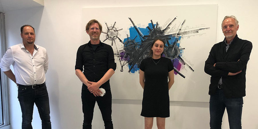 Neben der Galerie von Heimo Bachlechner (li., hier mit Niki Passath, Kunsthistorikerin Elisabeth Saubach und und Stadtrat Günter Riegler) freuen sich weitere fünf Galerien über die neue Förderung. © KK Neben der Galerie von Heimo Bachlechner (li., hier mit Niki Passath, Kunsthistorikerin Elisabeth Saubach und und Stadtrat Günter Riegler) freuen sich weitere fünf Galerien über die neue Förderung. © KK