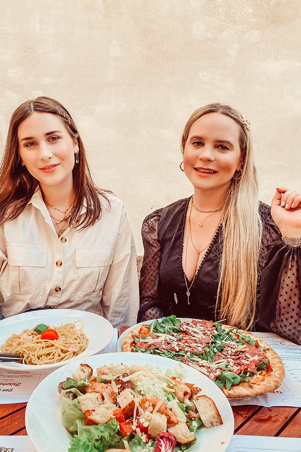 Lisa und Carina genießen ihre italienischen Lieblingsgerichte. Lisa und Carina genießen ihre italienischen Lieblingsgerichte.