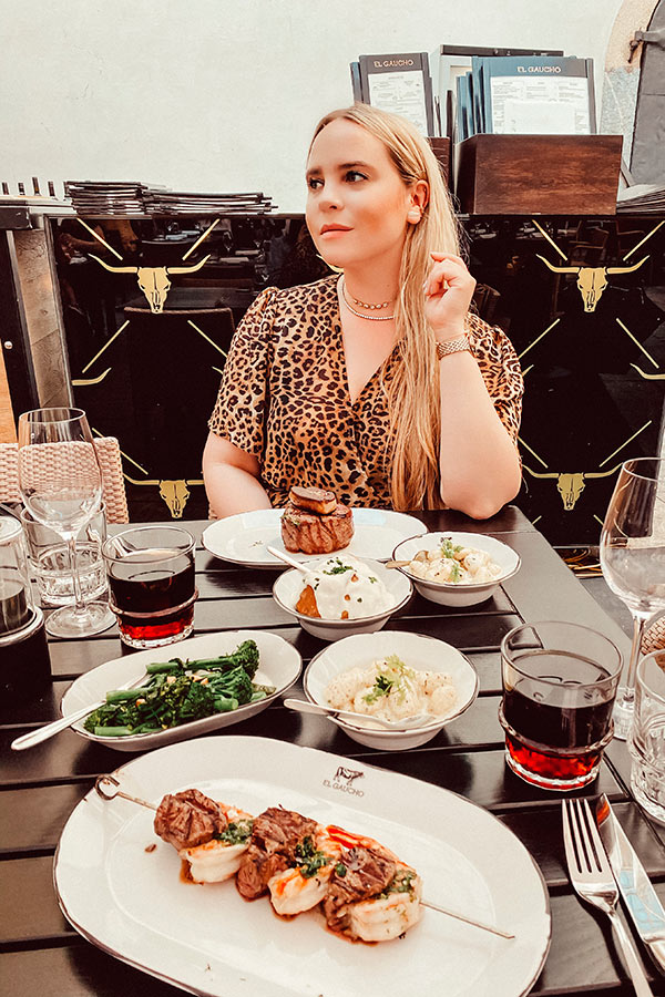 Carina genießt das Essen Carina genießt das Essen