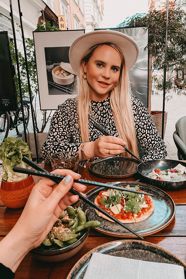 Carina beim Sushi-Essen Carina beim Sushi-Essen