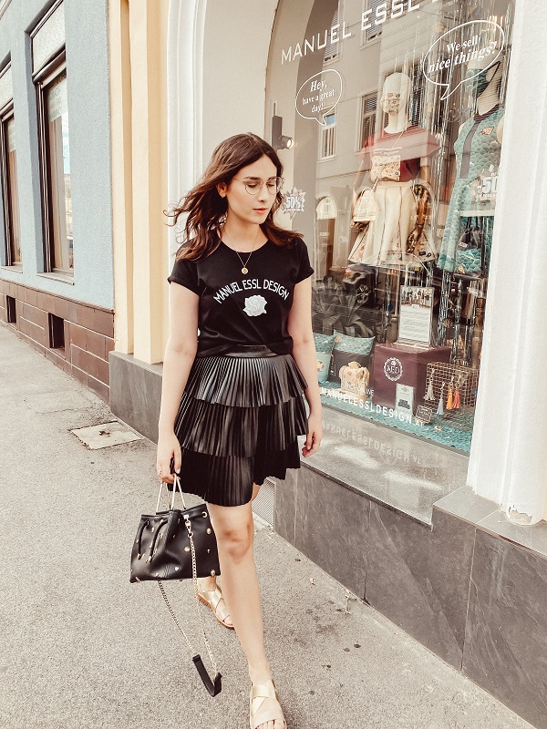 Lisa geht eine Shopping-Straße entlang. Lisa geht eine Shopping-Straße entlang.
