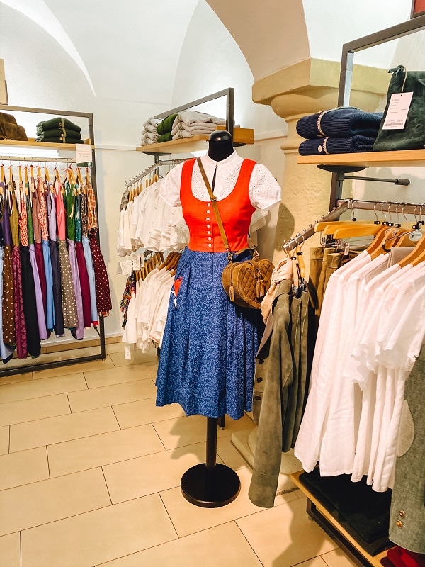 Traditionelles Dirndl Traditionelles Dirndl