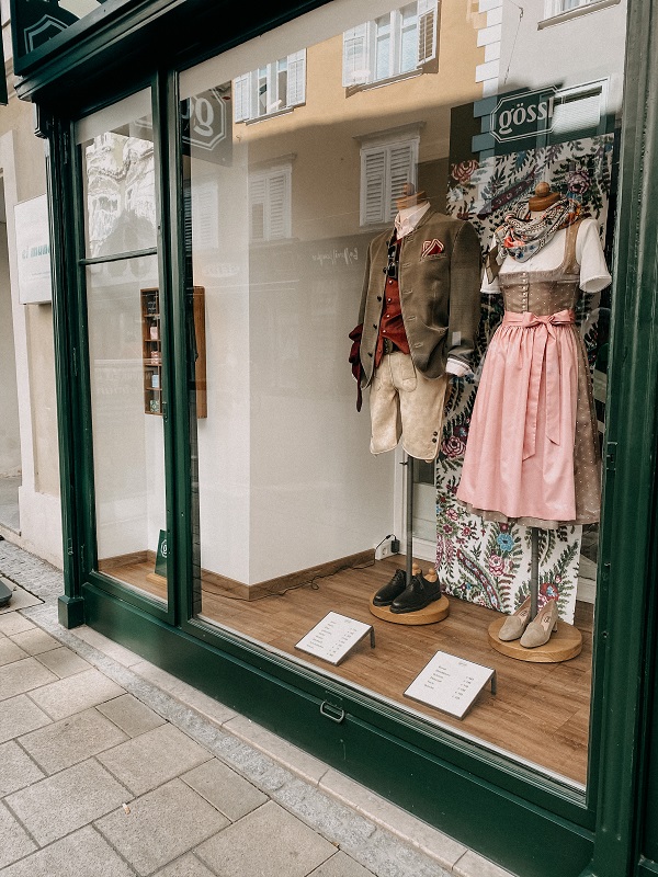 Tracht mit traditionellen Elementen Tracht mit traditionellen Elementen