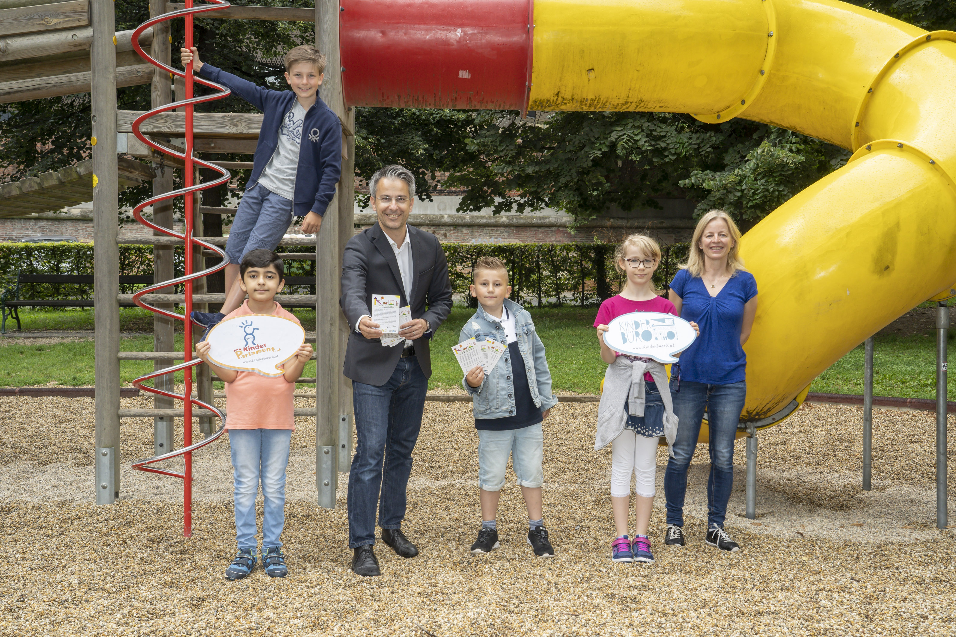 Jugend- und Familienstadtrat Kurt Hohensinner und das Grazer Kinderbüro informieren über das neue Rauchverbot auf Grazer Kinderspielplätzen.