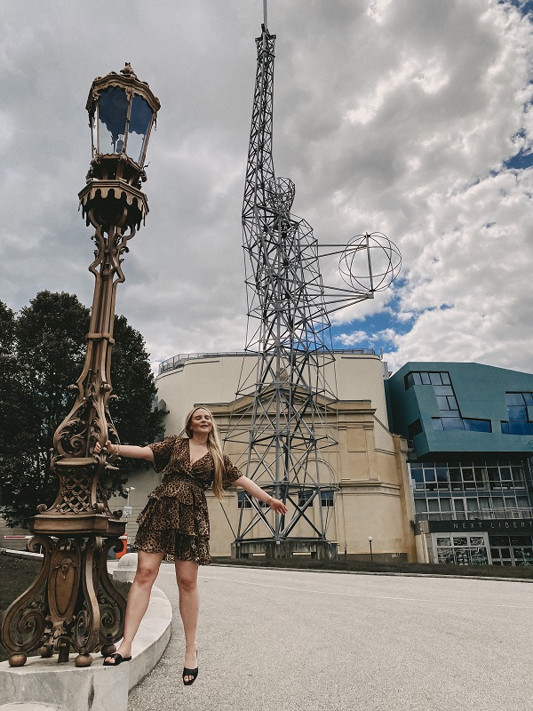 Carina posiert vor der Grazer Freiheitsstatue. Carina posiert vor der Grazer Freiheitsstatue.