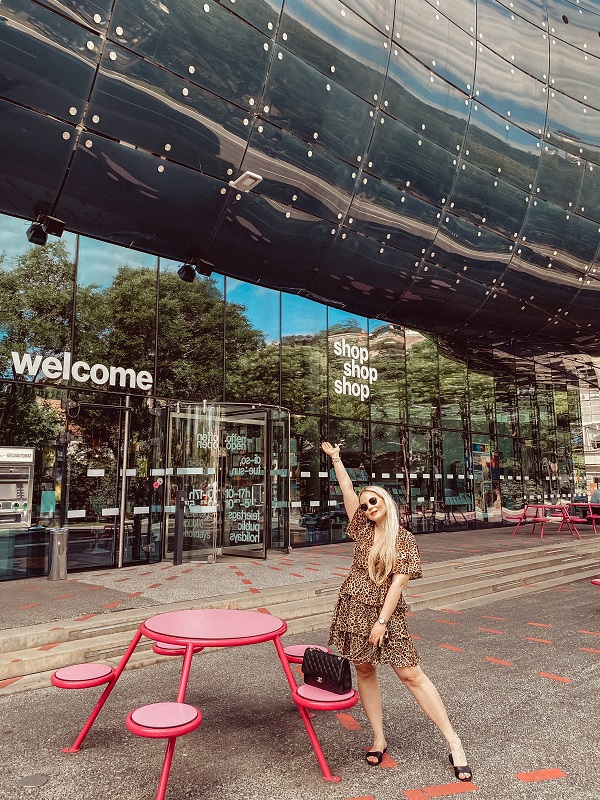 Carina zeigt auf das Kunsthaus. Carina zeigt auf das Kunsthaus.