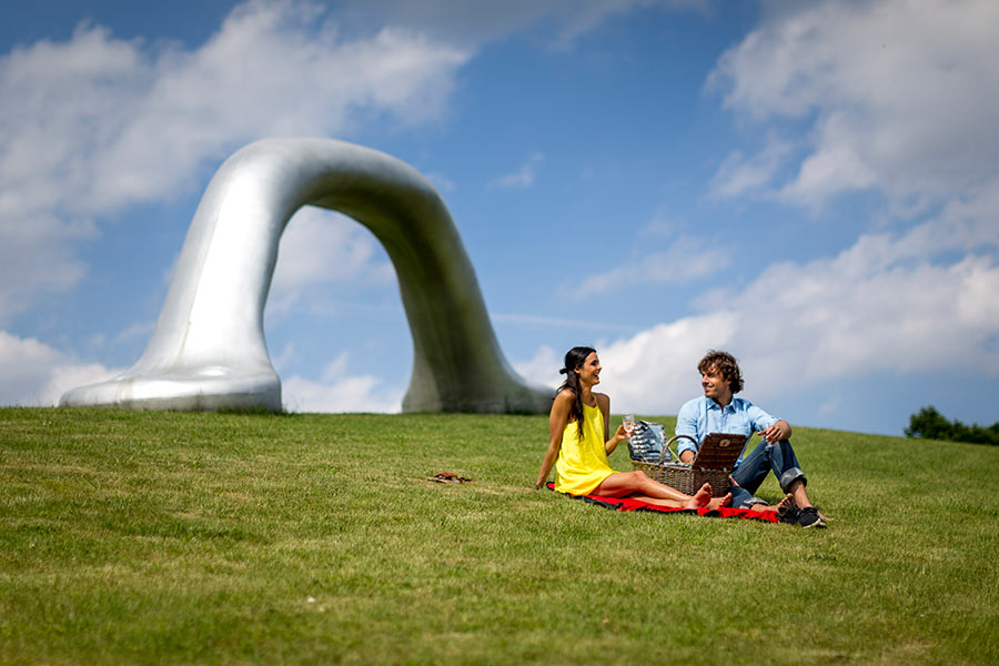 Kunst und Naherholung im Grazer Skulpturenpark: Das Kunstwerk "Die Erdkugel als Koffer" stammt von Peter Weibel. © Region Graz/Tom Lamm Kunst und Naherholung im Grazer Skulpturenpark: Das Kunstwerk "Die Erdkugel als Koffer" stammt von Peter Weibel. © Region Graz/Tom Lamm