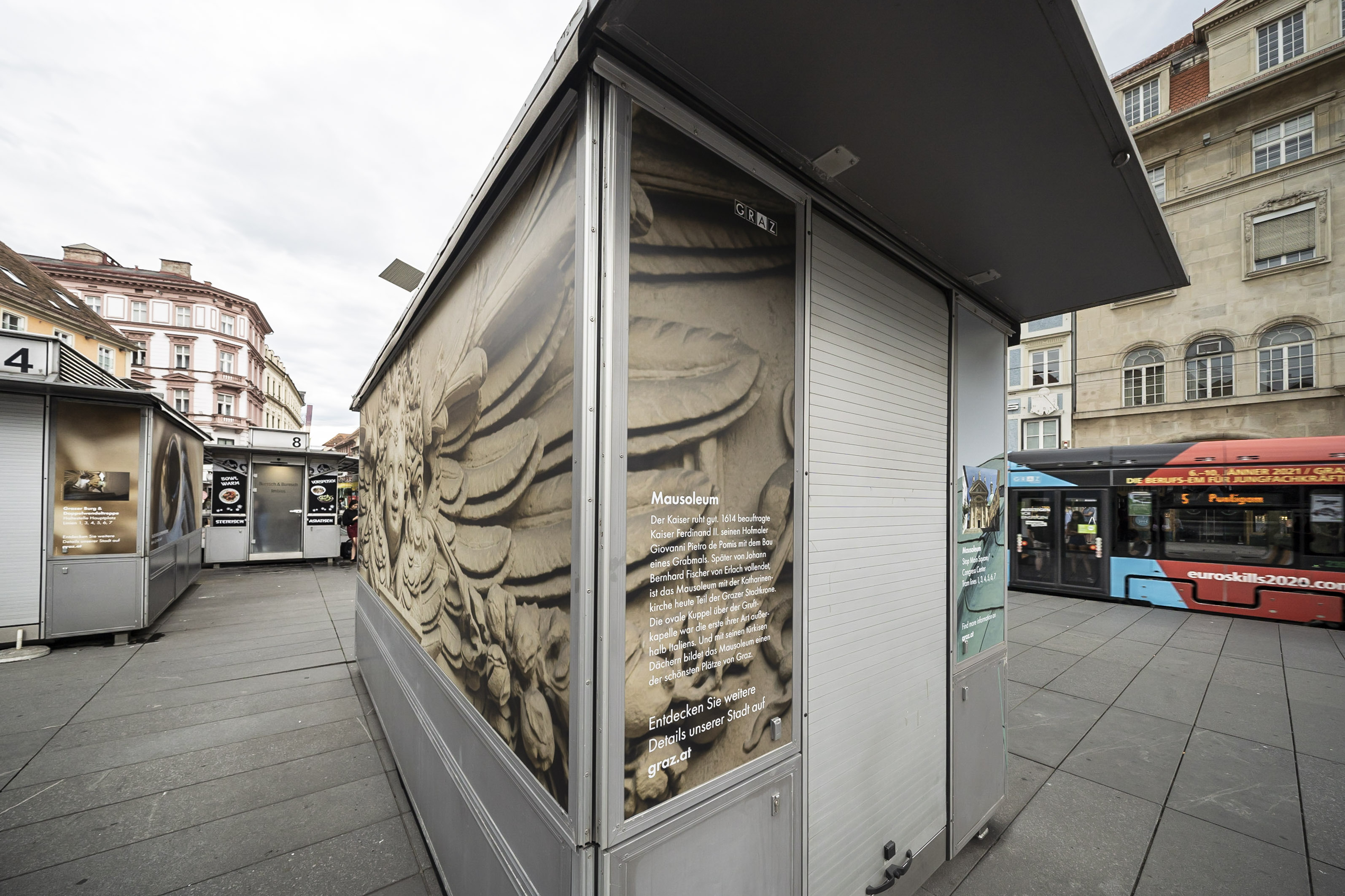 Die neu gestalteten Markstände am Hauptplatz