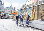 v.l.: Bürgermeister Siegfried Nagl, Max Mazelle und Alexander Jodl vor dem neu beklebten Stand 3. © Stadt Graz/Hinterleitner v.l.: Bürgermeister Siegfried Nagl, Max Mazelle und Alexander Jodl vor dem neu beklebten Stand 3.