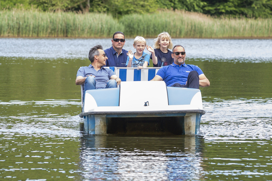 Auf zu neuen Ufern am Thalersee: Bürgermeister Siegfried Nagl (l.), Vizebürgermeister Mario Eustacchio sowie Matthias Brunner, Bürgermeister von Thal sitzen in einem Boot. Linda und Sebastian freut es.