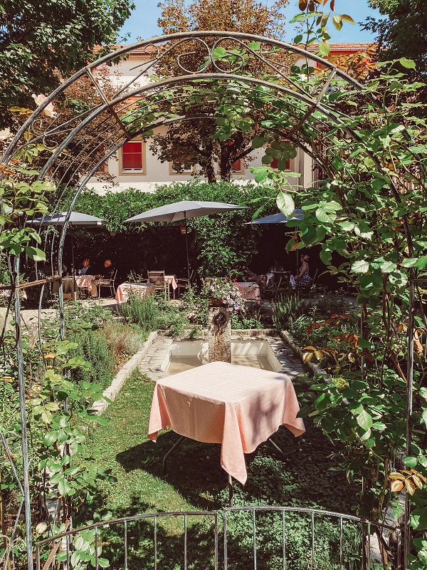 Rosen-Gastgarten in einem Traditionshotel Rosen-Gastgarten in einem Traditionshotel