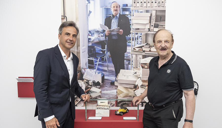 Bgm. Siegfried Nagl bedankte sich bei Stadthistoriker Karl A. Kubinzky (r.) anlässlich dessen 80. Geburtstags für das unermüdliche Engagement. Gemeinsam besuchten sie die Ausstellung "Dein Graz!" im Museum für Geschichte, deren Exponate aus der Sammlung Kubinzky stammen.