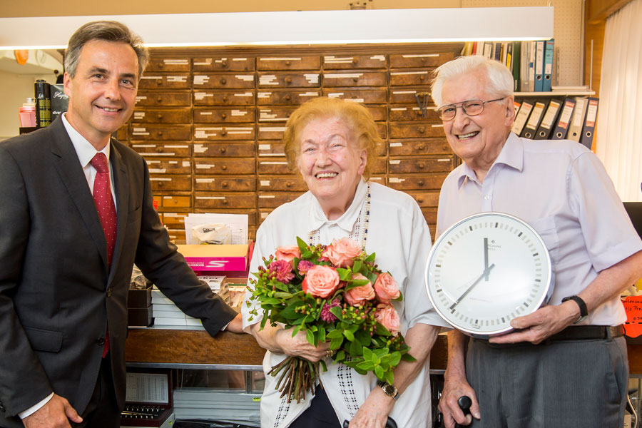 Bürgermeister Siegfried Nagl nahm sich heute viel Zeit und gratulierte Uhrmachermeisterin Maria Kremsner zu ihrem 90. Geburtstag. Auch Gatte Willi feiert demnächst seinen 90-iger. © Stadt Graz/Fischer Bürgermeister Siegfried Nagl nahm sich heute viel Zeit und gratulierte Uhrmachermeisterin Maria Kremsner zu ihrem 90. Geburtstag. Auch Gatte Willi feiert demnächst seinen 90-iger. © Stadt Graz/Fischer