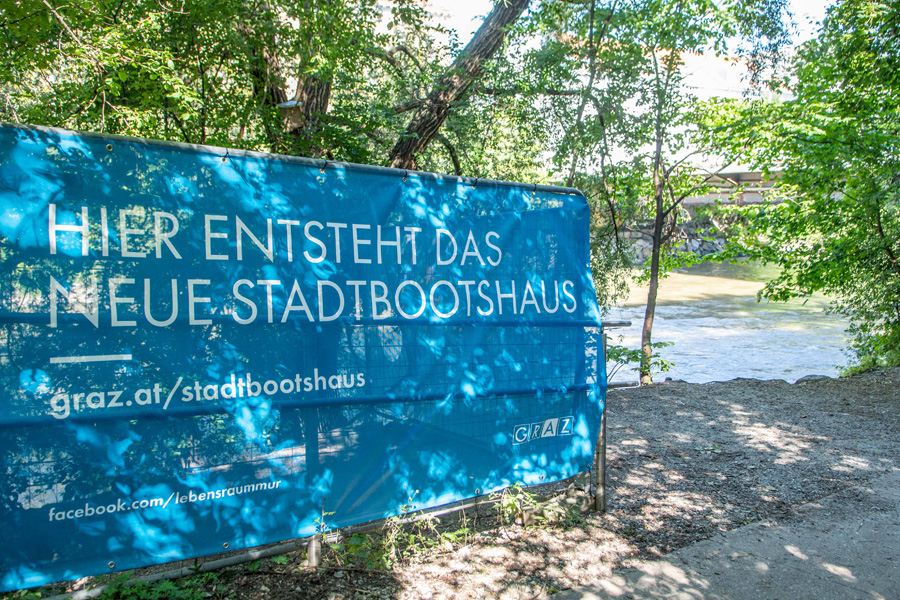 Im Fluss: Erste Hinweistafeln für das neue Stadtbootshaus, das ab 2021 in See stechen wird. © Holding Graz/Jane Hinterleitner Im Fluss: Erste Hinweistafeln für das neue Stadtbootshaus, das ab 2021 in See stechen wird. © Holding Graz/Jane Hinterleitner