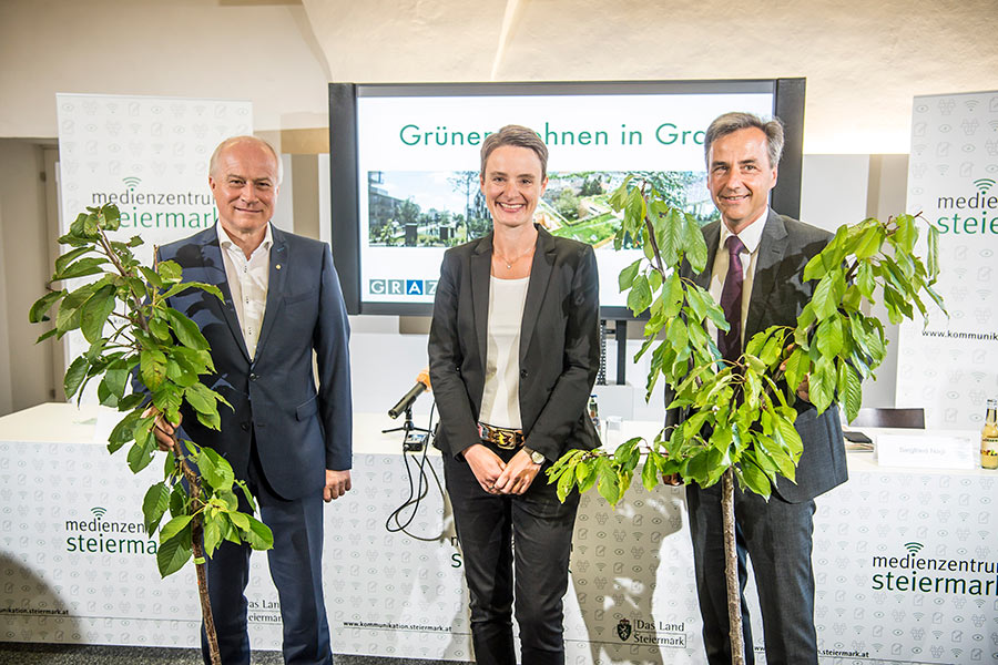 Landesrat Hans Seitinger (li) und Bürgermeister Siegfried Nagl (re) wollen den Bau von Dachgärten forcieren. Sie beauftragten Andrea Jany mit einer Studie, um die Potenziale auszuleuchten. © Stadt Graz/Fischer Landesrat Hans Seitinger (li) und Bürgermeister Siegfried Nagl (re) wollen den Bau von Dachgärten forcieren. Sie beauftragten Andrea Jany mit einer Studie, um die Potenziale auszuleuchten.